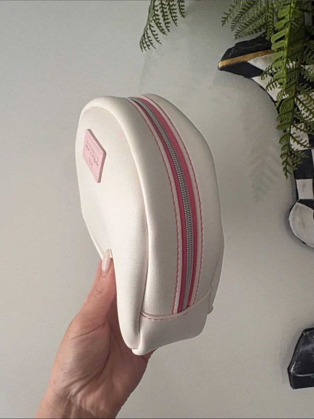 Diptyque Paris x Qatar Airways Limited Edition Think Pink Amenity Bag